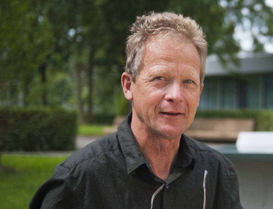 Goed gesprek -  Beeld Scholtens die bril afveegt